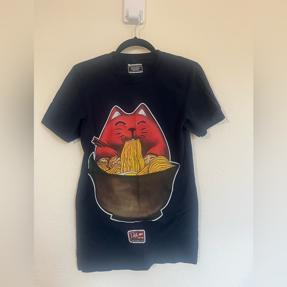 DESIGN BY HUMANS T-Shirt with Red Cat & Ramen Design